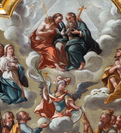 Zdjęcie nr 14: Obraz „Wszyscy Święci” jest w kształcie stojącego prostokąta, zamkniętego łukiem wklęsło-wypukłym z uskokami. Przedstawienie wielopostaciowe, trójstrefowe. Na samym dole kompozycji, w pierwszej strefie ukazano czterech Ewangelistów z księgami i piórami w dłoniach (oprócz św. Łukasza, który w dłoni trzyma obraz Matki Boskiej) w towarzystwie odpowiadających im atrybutów: człowieka, lwa, orła i wołu. W grupie po lewej stronie stoi także Mojżesz z tablicami dekalogu w dłoniach, król Dawid w królewskim stroju z harfą oraz inni święci. Z kolei po prawej stronie obrazu znajdują się: św. Florian w zbroi legionisty rzymskiego, z chorągwią i wiaderkiem z wodą w dłoniach; Ewa z jabłkiem w dłoni oraz Adam. Pośrodku strefy umieszczeni są też Trzej Królowie w turbanach na głowie i złotych koronach. 

W drugiej strefie kompozycji, w rzędzie najniższym, od lewej stoją: św. Dominik w białym habicie i czarnym płaszczu, z różańcem w ręku; św. Wojciech w szatach biskupich z włócznią w dłoni; św. Grzegorz Wielki ubrany w czerwoną kapę i camauro na głowie z księgą w dłoni; św. Stanisław w szatach biskupich ze wskrzeszonym Piotrowinem; św. Jan Nepomucen w stroju kanonika; św.  Ambroży z księgą w dłoniach (pośrodku rzędu); św. Kazimierz Jagiellończyk w mitrze książęcej na głowie; św. Jan Kanty w stroju uniwersyteckim z befką pod szyją; św. Augustyn z gorejącym sercem w dłoni i otwartą księgą oraz św. Hieronim w czerwonym stroju kardynalskim. Ponadto w grupie po lewej stronie zostali ukazani: św. Bartłomiej z nożem w dłoni, św. Jakub w stroju pielgrzymim, św. Tomasz z włócznią oraz św. Piotr z kluczami. Z kolei w grupie po prawej stronie: św. Wawrzyniec w stroju diakona z rusztem w dłoni, św. Izydor Oracz w sukmanie chłopskiej z widłami i cepem, św. Szymon z piłą, św. Andrzej z krzyżem w kształcie litery „X” oraz inni święci. Pośrodku, nieco wyżej unosi się na chmurze św. Michał Archanioł, ubrany w zbroję rzymską z czerwonym płaszczem z tarczą w lewej dłoni oraz palmą i trąbą w prawej.  

W trzeciej strefie, w grupie po lewej stronie przyklękają, od przodu: Matka Boska w białej sukni i welonie oraz niebieskim płaszczu, za nią św. Joachim i św. Anna, następnie św. Józef oraz pozostali święci. W grupie po prawej stronie, od przodu św. Jan Chrzciciel z nagim torsem, ubrany w skórę wielbłądzią, u jego stóp leży krzyż ze wstęgą z napisem „ECCE AGNUS DEI”. Za nim św. Szczepan w stroju diakona z kamieniem w lewej dłoni, obok św. Franciszek w habicie franciszkańskim ze stygmatami na dłoniach i z tonsurą na głowie, w oddali św. Barbara z miniaturą wieży w dłoniach i pozostali święci. 

W zwieńczeniu zostali przedstawieni: Bóg Ojciec, Jezus Chrystus i gołębica Ducha Świętego. Bóg Ojciec i Jezus obejmują się jedną ręką za szyję, drugą wskazują na znajdującą się pomiędzy nimi gołębicę. Bóg Ojciec ubrany jest w białą suknię oraz niebieski płaszcz, a Jezus ma odsłonięty nagi tors, okrywa go czerwony płaszcz. Bóg Ojciec w prawej dłoni trzyma berło królewskie, a Jezus mały krzyż. W tle, pośród chmur widoczne są małe, uskrzydlone główki anielskie. Kolorystyka obrazu stonowana o szerokiej gamie barwnej i miękkim modelunku. Rama drewniana, profilowana i złocona.   

