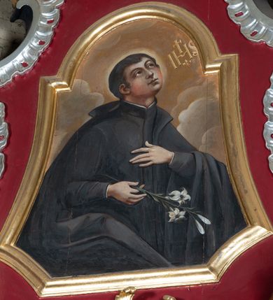 Zdjęcie nr 5: Ołtarz architektoniczny, jednokondygnacyjny, jednoosiowy ze zwieńczeniem. Mensa drewniana, prostopadłościenna. Antepedium ołtarza w kształcie leżącego prostokąta, ujęte profilowaną, polichromowaną, złoconą i srebrzoną ramą z ornamentyką roślinną. Wnętrze wypełnione jasnozieloną tkaniną z monogramem maryjnym pośrodku, zwieńczonym koroną, flankowanym parą gałązek białej lilii. Tabernakulum w kształcie prostopadłościennej skrzynki, ustawione na niskim cokole, ujęte parą wąskich półkolumienek podtrzymujących wyłamane belkowanie. Drzwiczki w kształcie stojącego prostokąta, zamknięte łukiem nadwieszonym z płaskorzeźbionym kielichem z hostią w polu. Nastawa na zdwojonym, uskokowym cokole o ukośnie ustawionych bokach, ujęta parą filarów na rzucie kwadratu i stojącą na ich tle parą kolumn o gładkich trzonach i akantowo-wolutowych kapitelach, wspierających wyłamujące się ponad nimi, skośnie ustawione, przerwane belkowanie z silnie wysuniętym gzymsem. Zwieńczenie w formie kartusza o faliście ukształtowanych bokach, zamknięte przerwanym gzymsem w kształcie łuku wklęsło-wypukłego, flankowane przerwanym przyczółkiem ukształtowanym wolutowo. Pola górnego cokołu retabulum zdobione płycinami o rocaille'owym wykroju. Pole środkowe retabulum w górnej partii zdobione ornamentyką rocaille'ową oraz motywem gałązek różanych. Wewnętrzna strona trzonów filarów w górnej partii zdobiona podwieszeniami w formie gałązek różanych. Akantowo-wolutowe kapitele kolumn i filarów w środkowej części dekorowane motywem rocaille'u. Wewnętrzne krawędzie boków zwieńczenia retabulum zdobione motywem rokokowego grzebienia. Pole środkowe retabulum w formie wnęki w kształcie stojącego prostokąta zamkniętego łukiem wklęsło-wypukłym z uskokami, ujętej profilowaną i złoconą ramą. Wewnątrz obraz Matki Boskiej z Dzieciątkiem. W zwieńczeniu pole w kształcie trapezu o wklęsłych bokach i dolnych narożach, zamkniętego półkolistym łukiem nadwieszonym, ujęte profilowaną i złoconą ramą. W polu znajduje się obraz św. Stanisława Kostki. Struktura polichromowana w kolorze bordowym i czarnym. Detal architektoniczny i ornamentyka złocone i srebrzone. Według dokumentacji konserwatorskiej z 2015 roku na odwrociu kolumny ołtarza znajdują się napisy: „Ołtarz wielki i dwa boczne pozłotnik Bronisław Jentys w 1887 roku, 21 września odnowił” i „ciągle lał deszcz”.
