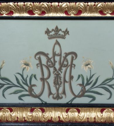 Zdjęcie nr 7: Ołtarz architektoniczny, jednokondygnacyjny, jednoosiowy ze zwieńczeniem. Mensa drewniana, prostopadłościenna. Antepedium ołtarza w kształcie leżącego prostokąta, ujęte profilowaną, polichromowaną, złoconą i srebrzoną ramą z ornamentyką roślinną. Wnętrze wypełnione jasnozieloną tkaniną z monogramem maryjnym pośrodku, zwieńczonym koroną, flankowanym parą gałązek białej lilii. Tabernakulum w kształcie prostopadłościennej skrzynki, ustawione na niskim cokole, ujęte parą wąskich półkolumienek podtrzymujących wyłamane belkowanie. Drzwiczki w kształcie stojącego prostokąta, zamknięte łukiem nadwieszonym z płaskorzeźbionym kielichem z hostią w polu. Nastawa na zdwojonym, uskokowym cokole o ukośnie ustawionych bokach, ujęta parą filarów na rzucie kwadratu i stojącą na ich tle parą kolumn o gładkich trzonach i akantowo-wolutowych kapitelach, wspierających wyłamujące się ponad nimi, skośnie ustawione, przerwane belkowanie z silnie wysuniętym gzymsem. Zwieńczenie w formie kartusza o faliście ukształtowanych bokach, zamknięte przerwanym gzymsem w kształcie łuku wklęsło-wypukłego, flankowane przerwanym przyczółkiem ukształtowanym wolutowo. Pola górnego cokołu retabulum zdobione płycinami o rocaille&#039;owym wykroju. Pole środkowe retabulum w górnej partii zdobione ornamentyką rocaille&#039;ową oraz motywem gałązek różanych. Wewnętrzna strona trzonów filarów w górnej partii zdobiona podwieszeniami w formie gałązek różanych. Akantowo-wolutowe kapitele kolumn i filarów w środkowej części dekorowane motywem rocaille&#039;u. Wewnętrzne krawędzie boków zwieńczenia retabulum zdobione motywem rokokowego grzebienia. Pole środkowe retabulum w formie wnęki w kształcie stojącego prostokąta zamkniętego łukiem wklęsło-wypukłym z uskokami, ujętej profilowaną i złoconą ramą. Wewnątrz obraz Matki Boskiej z Dzieciątkiem. W zwieńczeniu pole w kształcie trapezu o wklęsłych bokach i dolnych narożach, zamkniętego półkolistym łukiem nadwieszonym, ujęte profilowaną i złoconą ramą. W polu znajduje się obraz św. Stanisława Kostki. Struktura polichromowana w kolorze bordowym i czarnym. Detal architektoniczny i ornamentyka złocone i srebrzone. Według dokumentacji konserwatorskiej z 2015 roku na odwrociu kolumny ołtarza znajdują się napisy: „Ołtarz wielki i dwa boczne pozłotnik Bronisław Jentys w 1887 roku, 21 września odnowił” i „ciągle lał deszcz”.
