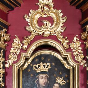 Zdjęcie nr 1: Ołtarz architektoniczny, jednokondygnacyjny, jednoosiowy ze zwieńczeniem. Mensa drewniana, prostopadłościenna. Antepedium ołtarza w kształcie leżącego prostokąta, ujęte profilowaną, polichromowaną, złoconą i srebrzoną ramą z ornamentyką roślinną. Wnętrze wypełnione jasnozieloną tkaniną z monogramem maryjnym pośrodku, zwieńczonym koroną, flankowanym parą gałązek białej lilii. Tabernakulum w kształcie prostopadłościennej skrzynki, ustawione na niskim cokole, ujęte parą wąskich półkolumienek podtrzymujących wyłamane belkowanie. Drzwiczki w kształcie stojącego prostokąta, zamknięte łukiem nadwieszonym z płaskorzeźbionym kielichem z hostią w polu. Nastawa na zdwojonym, uskokowym cokole o ukośnie ustawionych bokach, ujęta parą filarów na rzucie kwadratu i stojącą na ich tle parą kolumn o gładkich trzonach i akantowo-wolutowych kapitelach, wspierających wyłamujące się ponad nimi, skośnie ustawione, przerwane belkowanie z silnie wysuniętym gzymsem. Zwieńczenie w formie kartusza o faliście ukształtowanych bokach, zamknięte przerwanym gzymsem w kształcie łuku wklęsło-wypukłego, flankowane przerwanym przyczółkiem ukształtowanym wolutowo. Pola górnego cokołu retabulum zdobione płycinami o rocaille'owym wykroju. Pole środkowe retabulum w górnej partii zdobione ornamentyką rocaille'ową oraz motywem gałązek różanych. Wewnętrzna strona trzonów filarów w górnej partii zdobiona podwieszeniami w formie gałązek różanych. Akantowo-wolutowe kapitele kolumn i filarów w środkowej części dekorowane motywem rocaille'u. Wewnętrzne krawędzie boków zwieńczenia retabulum zdobione motywem rokokowego grzebienia. Pole środkowe retabulum w formie wnęki w kształcie stojącego prostokąta zamkniętego łukiem wklęsło-wypukłym z uskokami, ujętej profilowaną i złoconą ramą. Wewnątrz obraz Matki Boskiej z Dzieciątkiem. W zwieńczeniu pole w kształcie trapezu o wklęsłych bokach i dolnych narożach, zamkniętego półkolistym łukiem nadwieszonym, ujęte profilowaną i złoconą ramą. W polu znajduje się obraz św. Stanisława Kostki. Struktura polichromowana w kolorze bordowym i czarnym. Detal architektoniczny i ornamentyka złocone i srebrzone. Według dokumentacji konserwatorskiej z 2015 roku na odwrociu kolumny ołtarza znajdują się napisy: „Ołtarz wielki i dwa boczne pozłotnik Bronisław Jentys w 1887 roku, 21 września odnowił” i „ciągle lał deszcz”.
