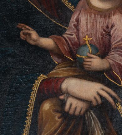 Zdjęcie nr 3: Ołtarz architektoniczny, jednokondygnacyjny, jednoosiowy ze zwieńczeniem. Mensa drewniana, prostopadłościenna. Antepedium ołtarza w kształcie leżącego prostokąta, ujęte profilowaną, polichromowaną, złoconą i srebrzoną ramą z ornamentyką roślinną. Wnętrze wypełnione jasnozieloną tkaniną z monogramem maryjnym pośrodku, zwieńczonym koroną, flankowanym parą gałązek białej lilii. Tabernakulum w kształcie prostopadłościennej skrzynki, ustawione na niskim cokole, ujęte parą wąskich półkolumienek podtrzymujących wyłamane belkowanie. Drzwiczki w kształcie stojącego prostokąta, zamknięte łukiem nadwieszonym z płaskorzeźbionym kielichem z hostią w polu. Nastawa na zdwojonym, uskokowym cokole o ukośnie ustawionych bokach, ujęta parą filarów na rzucie kwadratu i stojącą na ich tle parą kolumn o gładkich trzonach i akantowo-wolutowych kapitelach, wspierających wyłamujące się ponad nimi, skośnie ustawione, przerwane belkowanie z silnie wysuniętym gzymsem. Zwieńczenie w formie kartusza o faliście ukształtowanych bokach, zamknięte przerwanym gzymsem w kształcie łuku wklęsło-wypukłego, flankowane przerwanym przyczółkiem ukształtowanym wolutowo. Pola górnego cokołu retabulum zdobione płycinami o rocaille'owym wykroju. Pole środkowe retabulum w górnej partii zdobione ornamentyką rocaille'ową oraz motywem gałązek różanych. Wewnętrzna strona trzonów filarów w górnej partii zdobiona podwieszeniami w formie gałązek różanych. Akantowo-wolutowe kapitele kolumn i filarów w środkowej części dekorowane motywem rocaille'u. Wewnętrzne krawędzie boków zwieńczenia retabulum zdobione motywem rokokowego grzebienia. Pole środkowe retabulum w formie wnęki w kształcie stojącego prostokąta zamkniętego łukiem wklęsło-wypukłym z uskokami, ujętej profilowaną i złoconą ramą. Wewnątrz obraz Matki Boskiej z Dzieciątkiem. W zwieńczeniu pole w kształcie trapezu o wklęsłych bokach i dolnych narożach, zamkniętego półkolistym łukiem nadwieszonym, ujęte profilowaną i złoconą ramą. W polu znajduje się obraz św. Stanisława Kostki. Struktura polichromowana w kolorze bordowym i czarnym. Detal architektoniczny i ornamentyka złocone i srebrzone. Według dokumentacji konserwatorskiej z 2015 roku na odwrociu kolumny ołtarza znajdują się napisy: „Ołtarz wielki i dwa boczne pozłotnik Bronisław Jentys w 1887 roku, 21 września odnowił” i „ciągle lał deszcz”.
