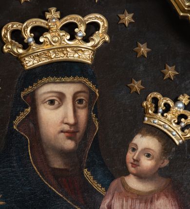 Zdjęcie nr 9: Ołtarz architektoniczny, jednokondygnacyjny, jednoosiowy ze zwieńczeniem. Mensa drewniana, prostopadłościenna. Antepedium ołtarza w kształcie leżącego prostokąta, ujęte profilowaną, polichromowaną, złoconą i srebrzoną ramą z ornamentyką roślinną. Wnętrze wypełnione jasnozieloną tkaniną z monogramem maryjnym pośrodku, zwieńczonym koroną, flankowanym parą gałązek białej lilii. Tabernakulum w kształcie prostopadłościennej skrzynki, ustawione na niskim cokole, ujęte parą wąskich półkolumienek podtrzymujących wyłamane belkowanie. Drzwiczki w kształcie stojącego prostokąta, zamknięte łukiem nadwieszonym z płaskorzeźbionym kielichem z hostią w polu. Nastawa na zdwojonym, uskokowym cokole o ukośnie ustawionych bokach, ujęta parą filarów na rzucie kwadratu i stojącą na ich tle parą kolumn o gładkich trzonach i akantowo-wolutowych kapitelach, wspierających wyłamujące się ponad nimi, skośnie ustawione, przerwane belkowanie z silnie wysuniętym gzymsem. Zwieńczenie w formie kartusza o faliście ukształtowanych bokach, zamknięte przerwanym gzymsem w kształcie łuku wklęsło-wypukłego, flankowane przerwanym przyczółkiem ukształtowanym wolutowo. Pola górnego cokołu retabulum zdobione płycinami o rocaille'owym wykroju. Pole środkowe retabulum w górnej partii zdobione ornamentyką rocaille'ową oraz motywem gałązek różanych. Wewnętrzna strona trzonów filarów w górnej partii zdobiona podwieszeniami w formie gałązek różanych. Akantowo-wolutowe kapitele kolumn i filarów w środkowej części dekorowane motywem rocaille'u. Wewnętrzne krawędzie boków zwieńczenia retabulum zdobione motywem rokokowego grzebienia. Pole środkowe retabulum w formie wnęki w kształcie stojącego prostokąta zamkniętego łukiem wklęsło-wypukłym z uskokami, ujętej profilowaną i złoconą ramą. Wewnątrz obraz Matki Boskiej z Dzieciątkiem. W zwieńczeniu pole w kształcie trapezu o wklęsłych bokach i dolnych narożach, zamkniętego półkolistym łukiem nadwieszonym, ujęte profilowaną i złoconą ramą. W polu znajduje się obraz św. Stanisława Kostki. Struktura polichromowana w kolorze bordowym i czarnym. Detal architektoniczny i ornamentyka złocone i srebrzone. Według dokumentacji konserwatorskiej z 2015 roku na odwrociu kolumny ołtarza znajdują się napisy: „Ołtarz wielki i dwa boczne pozłotnik Bronisław Jentys w 1887 roku, 21 września odnowił” i „ciągle lał deszcz”.
