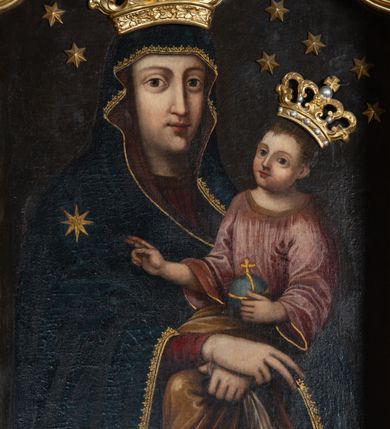 Zdjęcie nr 2: Ołtarz architektoniczny, jednokondygnacyjny, jednoosiowy ze zwieńczeniem. Mensa drewniana, prostopadłościenna. Antepedium ołtarza w kształcie leżącego prostokąta, ujęte profilowaną, polichromowaną, złoconą i srebrzoną ramą z ornamentyką roślinną. Wnętrze wypełnione jasnozieloną tkaniną z monogramem maryjnym pośrodku, zwieńczonym koroną, flankowanym parą gałązek białej lilii. Tabernakulum w kształcie prostopadłościennej skrzynki, ustawione na niskim cokole, ujęte parą wąskich półkolumienek podtrzymujących wyłamane belkowanie. Drzwiczki w kształcie stojącego prostokąta, zamknięte łukiem nadwieszonym z płaskorzeźbionym kielichem z hostią w polu. Nastawa na zdwojonym, uskokowym cokole o ukośnie ustawionych bokach, ujęta parą filarów na rzucie kwadratu i stojącą na ich tle parą kolumn o gładkich trzonach i akantowo-wolutowych kapitelach, wspierających wyłamujące się ponad nimi, skośnie ustawione, przerwane belkowanie z silnie wysuniętym gzymsem. Zwieńczenie w formie kartusza o faliście ukształtowanych bokach, zamknięte przerwanym gzymsem w kształcie łuku wklęsło-wypukłego, flankowane przerwanym przyczółkiem ukształtowanym wolutowo. Pola górnego cokołu retabulum zdobione płycinami o rocaille'owym wykroju. Pole środkowe retabulum w górnej partii zdobione ornamentyką rocaille'ową oraz motywem gałązek różanych. Wewnętrzna strona trzonów filarów w górnej partii zdobiona podwieszeniami w formie gałązek różanych. Akantowo-wolutowe kapitele kolumn i filarów w środkowej części dekorowane motywem rocaille'u. Wewnętrzne krawędzie boków zwieńczenia retabulum zdobione motywem rokokowego grzebienia. Pole środkowe retabulum w formie wnęki w kształcie stojącego prostokąta zamkniętego łukiem wklęsło-wypukłym z uskokami, ujętej profilowaną i złoconą ramą. Wewnątrz obraz Matki Boskiej z Dzieciątkiem. W zwieńczeniu pole w kształcie trapezu o wklęsłych bokach i dolnych narożach, zamkniętego półkolistym łukiem nadwieszonym, ujęte profilowaną i złoconą ramą. W polu znajduje się obraz św. Stanisława Kostki. Struktura polichromowana w kolorze bordowym i czarnym. Detal architektoniczny i ornamentyka złocone i srebrzone. Według dokumentacji konserwatorskiej z 2015 roku na odwrociu kolumny ołtarza znajdują się napisy: „Ołtarz wielki i dwa boczne pozłotnik Bronisław Jentys w 1887 roku, 21 września odnowił” i „ciągle lał deszcz”.
