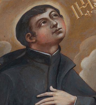 Zdjęcie nr 1: Obraz w kształcie trapezu o wklęsłych ramionach i dolnych narożach, zamknięty łukiem nadwieszonym, ujęty profilowaną i złoconą ramą. Święty w ujęciu półpostaciowym, w trzech czwartych zwrócony w lewo. Twarz zaokrąglona o młodzieńczych rysach. Karnacja jasna z zaróżowionymi policzkami. Włosy krótkie i ciemnobrązowe z zakolami. Święty ubrany w czarny habit i płaszcz jezuicki. Lewa dłoń złożona na piersiach, w prawej dłoni, uniesionej na wysokości pasa trzyma białą lilię. Wokół głowy ma wąski i świetlisty nimb. W prawej górnej partii obrazu znajduje się jasnożółty monogram IHS. W tle żółtawe niebo z popielatymi obłokami. Kolorystyka ciemna, stonowana o wąskiej gamie barwnej i miękkim modelunku.