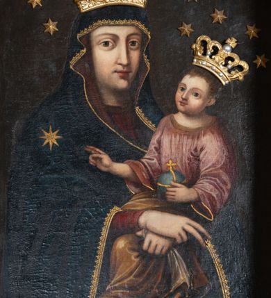 Zdjęcie nr 1: Obraz w kształcie stojącego prostokąta zamkniętego łukiem wklęsło-wypukłym z uskokami, przedstawiający Matkę Boską Śnieżną. Maria ukazana półpostaciowo, zwrócona trzy czwarte w lewo, ze skrzyżowanymi dłońmi, z Dzieciątkiem Jezus na lewym przedramieniu. Twarz podłużna, z prostym i długim nosem, o drobnych ustach i dużych oczach. Ubrana jest w czerwoną suknię z długimi rękawami oraz ciemnogranatowy płaszcz zarzucony na głowę i ramiona ze złotą lamówką i gwiazdą na prawym ramieniu. W dłoniach Maria trzyma białą chusteczkę. Dzieciątko  zwrócone jest w trzech czwartych w prawo, głowę ma lekko odchyloną do tyłu, w lewej dłoni trzyma jabłko królewskie, a prawą czyni gest błogosławieństwa. Twarz zaokrąglona, o delikatnych, dziecięcych rysach. Włosy krótkie, brązowe i kręcone. Ubrane jest w długą, jasnoróżową tunikę, z długimi, szerokimi rękawami oraz ze złoconymi lamówkami. Nogi okryte są jasnobrązowym płaszczem, a na stopach ma założone niebieskie sandały. Karnacje jasne, podkreślone światłocieniem. Tło jednolite, ciemnobrązowe. Na głowach nakładane, płaskorzeźbione, złocone zamknięte korony, a wokół głów 12 płaskorzeźbionych, złoconych gwiazd. Kolorystyka  ciemna, stonowana, o wąskiej gamie barwnej i miękkim modelunku. Rama drewniana, profilowana i złocona.
