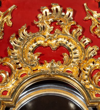 Zdjęcie nr 5: Nastawa architektoniczna, jednokondygnacyjna, jednoosiowa ze zwieńczeniem. Ołtarz drewniany, prostopadłościenny. Antepedium w kształcie leżącego prostokąta, ujęte profilowaną, polichromowaną, złoconą i srebrzoną ramą z ornamentyką roślinną. Pole wypełnione czerwoną tkaniną z haftem z gorejącym sercem oplecionym koroną cierniową pośrodku, flankowanym parą przeciwstawnie ustawionych gałązek białej lilii. Tabernakulum w kształcie prostopadłościennej skrzynki na niskim cokole, z lekko wypukłą ścianką przednią, flankowaną parą pilastrów z przylegającymi do nich półkolumienkami wspierającymi wyłamujący się ponad nimi gzyms, lekko wypukły w środkowej partii. Drzwiczki w kształcie stojącego prostokąta, ujęte profilowaną i złoconą ramą, zdobione grawerowanym, złoconym i srebrzonym przedstawieniem krzyża łacińskiego z wiązkami promieni wychodzących z miejsca przecięcia ramion oraz monogramem IHS. Nastawa ustawiona na zdwojonym, uskokowym cokole, ujęta parą filarów na rzucie kwadratu i stojącą na ich tle parą kolumn o gładkich trzonach i akantowo-wolutowych kapitelach, wspierających wyłamujące się ponad nimi, skośnie ustawione, przerwane belkowanie z silnie wysuniętym gzymsem. Zwieńczenie w formie kartusza o faliście ukształtowanych bokach, zamknięte przerwanym gzymsem w kształcie łuku wklęsło-wypukłego, flankowane przerwanym przyczółkiem ukształtowanym wolutowo, zakończone rocaille'ami. Pole środkowe retabulum w dolnej i górnej partii zdobione ornamentyką rocaille'ową oraz motywem gałązek różanych. W polu głównym nastawy obraz Ecce Homo, a w zwieńczeniu obraz św. Jana Nepomucena. Struktura polichromowana w kolorze czerwieni i czerni, detal architektoniczny i ornamentyka złocone oraz srebrzone. Według dokumentacji konserwatorskiej z 2014 roku na trzonie kolumny znajduje się napis „[...] Pozłotnicy, i z Warszawy emigrant”.