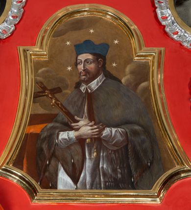 Zdjęcie nr 6: Nastawa architektoniczna, jednokondygnacyjna, jednoosiowa ze zwieńczeniem. Ołtarz drewniany, prostopadłościenny. Antepedium w kształcie leżącego prostokąta, ujęte profilowaną, polichromowaną, złoconą i srebrzoną ramą z ornamentyką roślinną. Pole wypełnione czerwoną tkaniną z haftem z gorejącym sercem oplecionym koroną cierniową pośrodku, flankowanym parą przeciwstawnie ustawionych gałązek białej lilii. Tabernakulum w kształcie prostopadłościennej skrzynki na niskim cokole, z lekko wypukłą ścianką przednią, flankowaną parą pilastrów z przylegającymi do nich półkolumienkami wspierającymi wyłamujący się ponad nimi gzyms, lekko wypukły w środkowej partii. Drzwiczki w kształcie stojącego prostokąta, ujęte profilowaną i złoconą ramą, zdobione grawerowanym, złoconym i srebrzonym przedstawieniem krzyża łacińskiego z wiązkami promieni wychodzących z miejsca przecięcia ramion oraz monogramem IHS. Nastawa ustawiona na zdwojonym, uskokowym cokole, ujęta parą filarów na rzucie kwadratu i stojącą na ich tle parą kolumn o gładkich trzonach i akantowo-wolutowych kapitelach, wspierających wyłamujące się ponad nimi, skośnie ustawione, przerwane belkowanie z silnie wysuniętym gzymsem. Zwieńczenie w formie kartusza o faliście ukształtowanych bokach, zamknięte przerwanym gzymsem w kształcie łuku wklęsło-wypukłego, flankowane przerwanym przyczółkiem ukształtowanym wolutowo, zakończone rocaille&#039;ami. Pole środkowe retabulum w dolnej i górnej partii zdobione ornamentyką rocaille&#039;ową oraz motywem gałązek różanych. W polu głównym nastawy obraz Ecce Homo, a w zwieńczeniu obraz św. Jana Nepomucena. Struktura polichromowana w kolorze czerwieni i czerni, detal architektoniczny i ornamentyka złocone oraz srebrzone. Według dokumentacji konserwatorskiej z 2014 roku na trzonie kolumny znajduje się napis „[...] Pozłotnicy, i z Warszawy emigrant”.