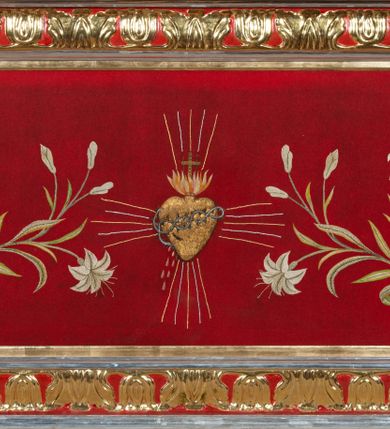 Zdjęcie nr 7: Nastawa architektoniczna, jednokondygnacyjna, jednoosiowa ze zwieńczeniem. Ołtarz drewniany, prostopadłościenny. Antepedium w kształcie leżącego prostokąta, ujęte profilowaną, polichromowaną, złoconą i srebrzoną ramą z ornamentyką roślinną. Pole wypełnione czerwoną tkaniną z haftem z gorejącym sercem oplecionym koroną cierniową pośrodku, flankowanym parą przeciwstawnie ustawionych gałązek białej lilii. Tabernakulum w kształcie prostopadłościennej skrzynki na niskim cokole, z lekko wypukłą ścianką przednią, flankowaną parą pilastrów z przylegającymi do nich półkolumienkami wspierającymi wyłamujący się ponad nimi gzyms, lekko wypukły w środkowej partii. Drzwiczki w kształcie stojącego prostokąta, ujęte profilowaną i złoconą ramą, zdobione grawerowanym, złoconym i srebrzonym przedstawieniem krzyża łacińskiego z wiązkami promieni wychodzących z miejsca przecięcia ramion oraz monogramem IHS. Nastawa ustawiona na zdwojonym, uskokowym cokole, ujęta parą filarów na rzucie kwadratu i stojącą na ich tle parą kolumn o gładkich trzonach i akantowo-wolutowych kapitelach, wspierających wyłamujące się ponad nimi, skośnie ustawione, przerwane belkowanie z silnie wysuniętym gzymsem. Zwieńczenie w formie kartusza o faliście ukształtowanych bokach, zamknięte przerwanym gzymsem w kształcie łuku wklęsło-wypukłego, flankowane przerwanym przyczółkiem ukształtowanym wolutowo, zakończone rocaille'ami. Pole środkowe retabulum w dolnej i górnej partii zdobione ornamentyką rocaille'ową oraz motywem gałązek różanych. W polu głównym nastawy obraz Ecce Homo, a w zwieńczeniu obraz św. Jana Nepomucena. Struktura polichromowana w kolorze czerwieni i czerni, detal architektoniczny i ornamentyka złocone oraz srebrzone. Według dokumentacji konserwatorskiej z 2014 roku na trzonie kolumny znajduje się napis „[...] Pozłotnicy, i z Warszawy emigrant”.