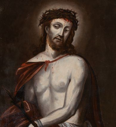 Zdjęcie nr 1: Obraz w kształcie stojącego prostokąta zamkniętego łukiem nadwieszonym, ujęty profilowaną, srebrzoną ramą. Przedstawienie Chrystusa w półpostaci, zwróconego w trzech czwartych w prawo z lewą skierowaną w lewo, z rękami skrzyżowanymi na wysokości pasa, w których trzyma gałązkę trzciny. Twarz podłużna o wyrazistych, pociągłych rysach, z krótkim, brązowym zarostem. Włosy długie, falowane, opadające na plecy i ramiona. Kolorystyka ciała w odcieniu bladosinym. Na głowie cierniowa korona. Na czole, szyi, ramionach i klatce piersiowej drobne krople krwi. Biodra przewiązane białym perizonium, plecy osłonięte ciemnoczerwonym płaszczem związanym na klatce piersiowej, przewieszonym przez prawą rękę. Skrzyżowane ręce związane sznurem w nadgarstkach. Tło ciemnobrązowe, wokół głowy świetlisty nimb. Kolorystyka o delikatnym nasyceniu, w stonowanej tonacji.  
