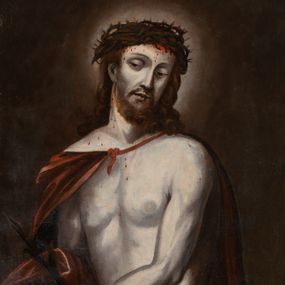 Zdjęcie nr 1: Obraz w kształcie stojącego prostokąta zamkniętego łukiem nadwieszonym, ujęty profilowaną, srebrzoną ramą. Przedstawienie Chrystusa w półpostaci, zwróconego w trzech czwartych w prawo z lewą skierowaną w lewo, z rękami skrzyżowanymi na wysokości pasa, w których trzyma gałązkę trzciny. Twarz podłużna o wyrazistych, pociągłych rysach, z krótkim, brązowym zarostem. Włosy długie, falowane, opadające na plecy i ramiona. Kolorystyka ciała w odcieniu bladosinym. Na głowie cierniowa korona. Na czole, szyi, ramionach i klatce piersiowej drobne krople krwi. Biodra przewiązane białym perizonium, plecy osłonięte ciemnoczerwonym płaszczem związanym na klatce piersiowej, przewieszonym przez prawą rękę. Skrzyżowane ręce związane sznurem w nadgarstkach. Tło ciemnobrązowe, wokół głowy świetlisty nimb. Kolorystyka o delikatnym nasyceniu, w stonowanej tonacji.  
