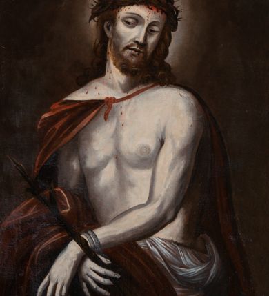 Zdjęcie nr 4: Obraz w kształcie stojącego prostokąta zamkniętego łukiem nadwieszonym, ujęty profilowaną, srebrzoną ramą. Przedstawienie Chrystusa w półpostaci, zwróconego w trzech czwartych w prawo z lewą skierowaną w lewo, z rękami skrzyżowanymi na wysokości pasa, w których trzyma gałązkę trzciny. Twarz podłużna o wyrazistych, pociągłych rysach, z krótkim, brązowym zarostem. Włosy długie, falowane, opadające na plecy i ramiona. Kolorystyka ciała w odcieniu bladosinym. Na głowie cierniowa korona. Na czole, szyi, ramionach i klatce piersiowej drobne krople krwi. Biodra przewiązane białym perizonium, plecy osłonięte ciemnoczerwonym płaszczem związanym na klatce piersiowej, przewieszonym przez prawą rękę. Skrzyżowane ręce związane sznurem w nadgarstkach. Tło ciemnobrązowe, wokół głowy świetlisty nimb. Kolorystyka o delikatnym nasyceniu, w stonowanej tonacji.  
