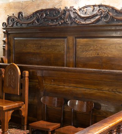 Zdjęcie nr 1: Po obu stronach nawy kościoła są dwa rzędy ławek osadzonych na drewnianych podłogach, po pięć w każdym. Zarówno fronty, zaplecki, jak i policzki są bogato rzeźbione w motywy rozet i lilii zakopiańskich. Boki każdej z ławek wieńczą niewielkie sterczyny w formie tulipanów. 