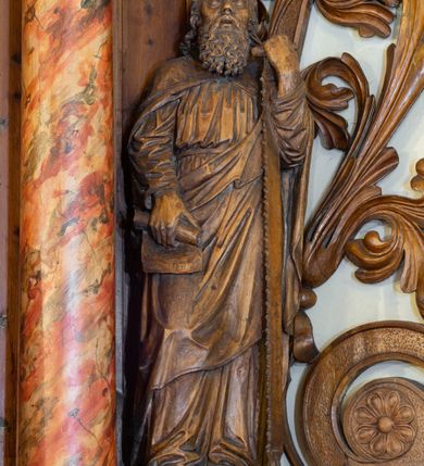 Zdjęcie nr 3: Ołtarz architektoniczny, jednokondygnacyjny, jednoosiowy ze zwieńczeniem. Ołtarz prostopadłościenny z drewnianą mensą, po bokach ujęty uskokowo. Retabulum osadzone na niewysokim, podwójnie zryzalitowanym po bokach cokole, skrajne partie ustawione ukośnie. Część środkowa w formie półkoliście zamkniętej arkady wspartej na parze kolumn i ujętej parą pilastrów. Całość wieńczy wyłamujące się w części środkowej belkowanie. Zwieńczenie ujmuje para kolumn osadzonych na niewielkich cokołach i wspierających gzyms w kształcie trójkątnego przyczółka. Pola uskokowych boków ołtarza zdobią motywy S-kształtnych, ulistnionych wolut, pole antepedium wypełnia fryz arkadkowy. Partie cokołu retabulum zdobią motywy rozet. W kapitelach kolumn jest dekoracja w formie uskrzydlonych główek anielskich. Łuk arkady zdobi ażurowy fryz arkadkowy, natomiast górne pola tej części retabulum motywy czwórliści i S-kształtnych, ulistnionych wolut. Zarówno środkową część retabulum, jak i zwieńczenie ujmują po bokach pary ażurowych uszaków w formie wici  roślinnej. W polu przyczółka jest płaskorzeźbiona promienista gloria z monogramem imienia Jezus pośrodku. Szczyt zwieńczenia w formie krzyża, ujęty po bokach parą wazonów. Pole arkady części środkowej retabulum wypełnia płaskorzeźbiona sylwetka św. Floriana, natomiast po bokach, na tle pilastrów została ustawiona para figur św. Barbary po lewej stronie i św. Szymona po prawej. Pole zwieńczenia w kształcie zbliżonym do kwadratu, ujęte szerokim obramieniem zdobionym ażurowym ornamentem w formie S-kształtnych, ulistnionych wolut. W środku tondo z płaskorzeźbionym wizerunkiem św. Marii Magdaleny. 
Struktura retabulum utrzymana w kolorze drewna, trzony kolumn i część detali architektonicznych marmoryzowane.         
