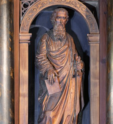 Zdjęcie nr 5: Ołtarz architektoniczny, jednokondygnacyjny, trójosiowy, ze zwieńczeniem. Ołtarz prostopadłościenny, kamienny, ustawiony na podstawie, w drewnianej obudowie. Mensa drewniana z marmurowym portatylem. Tabernakulum w formie prostopadłościennej metalowej skrzynki w drewnianej obudowie. Metalowe drzwiczki zdobi motyw kielicha eucharystycznego. Tabernakulum ujęte jest po bokach parą wolnostojących kolumienek wspierających wysunięte ponad nimi, wieńczące je belkowanie z wysokim fryzem. W partii belkowania nad drzwiczkami arkada dekorowana koronką i maswerkowymi rozetami w przyłuczach. Na belkowaniu tron wystawienia, na którym ustawiony krucyfiks. Osadzona na cokole nastawa ołtarza ma formę trójprzelotowego łuku triumfalnego. Część środkowa w kształcie półkolistej arkady wspartej na dwóch parach kolumn, z których wewnętrzne są cofnięte względem zewnętrznych. Arkady artykułujące osie boczne są mniejsze, ujmuje je po jednej parze kolumn wspierających zryzalitowane cokoły flankujące pola wypełnione fryzem arkadkowym. Zwieńczenie ołtarza ujmuje para kolumn wspierających gzyms w formie trójkątnego przyczółka. Pola cokołów retabulum zdobi stylizowana ornamentyka roślinna, kapitele kolumn oraz zwieńczenia arkad osi bocznych motywy uskrzydlonych główek anielskich. Krawędź łuku arkady części środkowej obiega fryz arkadkowy. W przyłuczach arkady ażurowe maswerki. Gzyms wieńczący kondygnację retabulum ujmuje motyw konsolek w formie liści akantu. Zwieńczenie flankowane parą ażurowych uszaków w postaci ornamentu roślinnego, parą figur aniołów oraz dwiema parami wazonów. Pole przyczółka wypełnia płaskorzeźbione przedstawienie gołębicy Ducha Świętego na tle promienistej glorii. Po jego bokach znajduje się para wazonów, szczyt jest w formie krzyża. Zwieńczenie flankują dwie figury aniołów ujęte po bokach dwoma parami wazonów.  
Pole części środkowej w kształcie stojącego prostokąta zamkniętego półkoliście z obrazem Madonny z Dzieciątkiem. W niszach osi bocznych są figury św. Piotra po prawej stronie i św. Pawła po lewej. Kształt pola zwieńczenia jest zbliżony do kwadratu ujętego szerokim obramieniem zdobionym parami S-kształtnych wolut. W środku znajduje się tondo z płaskorzeźbionym przedstawieniem anioła trzymającego kwiat lilii. 

Struktura retabulum utrzymana w kolorze drewna, trzony kolumn i część detali architektonicznych marmoryzowane, tła osi bocznych polichromowane w kolorze ciemnoniebieskim.    

