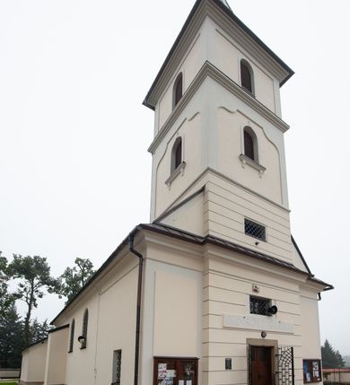 Zdjęcie nr 2: Kościół orientowany, murowany, jednonawowy, z trójbocznie zamkniętym prezbiterium z zakrystią od północy i kruchtą przylegającą do nawy od południa. Prezbiterium jest niższe i węższe od nawy, obie części mają gładkie ściany przeprute jedynie oknami w kształcie stojącego prostokąta zamkniętego łukiem półkolistym – cztery w prezbiterium, sześć w nawie. Sklepienia obu części zwierciadlane. Od południa chór o prostej balustradzie, wsparty na dwóch kolumnach. Ściany pokrywa polichromia ze scenami i cytatami z Pisma Świętego, postaciami świętych oraz żyjących, a także o motywach dekoracyjnych – roślinnych. Do około jednej czwartej wysokości ścian okładzina.  Zachodnią elewację frontową kościoła tworzy trójosiowa, wieżowa fasada. Oś kompozycji stanowi wysunięta ryzalitowo czterokondygnacyjna wieża. Ściana czołowa wieży dekorowana w pierwszej i drugiej kondygnacji boniowaniem i oknami w kształcie leżącego prostokąta osłoniętymi ozdobną kratą, z portalem o wykroju prostokątnym, ponad którym napis „DEO SOLI GLORIA”. W drugiej i trzeciej kondygnacji okna o wykroju stojącego prostokąta zamkniętego łukiem pełnym. Niżej w płycinie zwieńczonej łukiem nadwieszonym, wyżej w prostokątnej. Kondygnacje rozdzielone za pomocą masywnych gzymsów. Całość zwieńczona dachem namiotowym z kulą i krzyżem. Osie boczne cofnięte w stosunku do wysuniętej wieży i zrytmizowane podziałem ramowym, wypełnione wklęsłą płyciną w formie wydłużonego, stojącego prostokąta. Nad gzymsem fragment przyczółka przysłonięty wieżą. Elewacje boczne i tylna ukształtowane jednorodnie, gładkie, przeprute jedynie oknami. Wszystkie dachy blaszane – nad nawą i kruchtą dwuspadowy, nad zakrystią pulpitowy, nad prezbiterium zamknięty wielobocznie. 
Wartymi uwagi elementami wyposażenia kościoła jest siedemnastowieczny ołtarz boczny prawy z późniejszymi o wiek wizerunkami św. Katarzyny i św. Wawrzyńca, bogato rzeźbiona ława kolatorska i siedemnastowieczna chrzcielnica. 