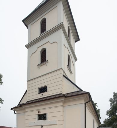 Zdjęcie nr 3: Kościół orientowany, murowany, jednonawowy, z trójbocznie zamkniętym prezbiterium z zakrystią od północy i kruchtą przylegającą do nawy od południa. Prezbiterium jest niższe i węższe od nawy, obie części mają gładkie ściany przeprute jedynie oknami w kształcie stojącego prostokąta zamkniętego łukiem półkolistym – cztery w prezbiterium, sześć w nawie. Sklepienia obu części zwierciadlane. Od południa chór o prostej balustradzie, wsparty na dwóch kolumnach. Ściany pokrywa polichromia ze scenami i cytatami z Pisma Świętego, postaciami świętych oraz żyjących, a także o motywach dekoracyjnych – roślinnych. Do około jednej czwartej wysokości ścian okładzina.  Zachodnią elewację frontową kościoła tworzy trójosiowa, wieżowa fasada. Oś kompozycji stanowi wysunięta ryzalitowo czterokondygnacyjna wieża. Ściana czołowa wieży dekorowana w pierwszej i drugiej kondygnacji boniowaniem i oknami w kształcie leżącego prostokąta osłoniętymi ozdobną kratą, z portalem o wykroju prostokątnym, ponad którym napis „DEO SOLI GLORIA”. W drugiej i trzeciej kondygnacji okna o wykroju stojącego prostokąta zamkniętego łukiem pełnym. Niżej w płycinie zwieńczonej łukiem nadwieszonym, wyżej w prostokątnej. Kondygnacje rozdzielone za pomocą masywnych gzymsów. Całość zwieńczona dachem namiotowym z kulą i krzyżem. Osie boczne cofnięte w stosunku do wysuniętej wieży i zrytmizowane podziałem ramowym, wypełnione wklęsłą płyciną w formie wydłużonego, stojącego prostokąta. Nad gzymsem fragment przyczółka przysłonięty wieżą. Elewacje boczne i tylna ukształtowane jednorodnie, gładkie, przeprute jedynie oknami. Wszystkie dachy blaszane – nad nawą i kruchtą dwuspadowy, nad zakrystią pulpitowy, nad prezbiterium zamknięty wielobocznie. 
Wartymi uwagi elementami wyposażenia kościoła jest siedemnastowieczny ołtarz boczny prawy z późniejszymi o wiek wizerunkami św. Katarzyny i św. Wawrzyńca, bogato rzeźbiona ława kolatorska i siedemnastowieczna chrzcielnica. 