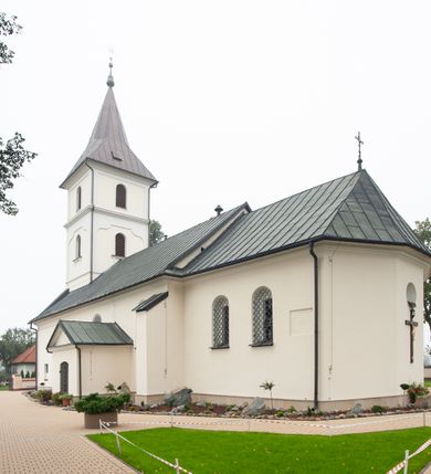 Zdjęcie nr 13: Kościół orientowany, murowany, jednonawowy, z trójbocznie zamkniętym prezbiterium z zakrystią od północy i kruchtą przylegającą do nawy od południa. Prezbiterium jest niższe i węższe od nawy, obie części mają gładkie ściany przeprute jedynie oknami w kształcie stojącego prostokąta zamkniętego łukiem półkolistym – cztery w prezbiterium, sześć w nawie. Sklepienia obu części zwierciadlane. Od południa chór o prostej balustradzie, wsparty na dwóch kolumnach. Ściany pokrywa polichromia ze scenami i cytatami z Pisma Świętego, postaciami świętych oraz żyjących, a także o motywach dekoracyjnych – roślinnych. Do około jednej czwartej wysokości ścian okładzina.  Zachodnią elewację frontową kościoła tworzy trójosiowa, wieżowa fasada. Oś kompozycji stanowi wysunięta ryzalitowo czterokondygnacyjna wieża. Ściana czołowa wieży dekorowana w pierwszej i drugiej kondygnacji boniowaniem i oknami w kształcie leżącego prostokąta osłoniętymi ozdobną kratą, z portalem o wykroju prostokątnym, ponad którym napis „DEO SOLI GLORIA”. W drugiej i trzeciej kondygnacji okna o wykroju stojącego prostokąta zamkniętego łukiem pełnym. Niżej w płycinie zwieńczonej łukiem nadwieszonym, wyżej w prostokątnej. Kondygnacje rozdzielone za pomocą masywnych gzymsów. Całość zwieńczona dachem namiotowym z kulą i krzyżem. Osie boczne cofnięte w stosunku do wysuniętej wieży i zrytmizowane podziałem ramowym, wypełnione wklęsłą płyciną w formie wydłużonego, stojącego prostokąta. Nad gzymsem fragment przyczółka przysłonięty wieżą. Elewacje boczne i tylna ukształtowane jednorodnie, gładkie, przeprute jedynie oknami. Wszystkie dachy blaszane – nad nawą i kruchtą dwuspadowy, nad zakrystią pulpitowy, nad prezbiterium zamknięty wielobocznie. 
Wartymi uwagi elementami wyposażenia kościoła jest siedemnastowieczny ołtarz boczny prawy z późniejszymi o wiek wizerunkami św. Katarzyny i św. Wawrzyńca, bogato rzeźbiona ława kolatorska i siedemnastowieczna chrzcielnica. 
