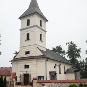 Zdjęcie nr 1: Kościół orientowany, murowany, jednonawowy, z trójbocznie zamkniętym prezbiterium z zakrystią od północy i kruchtą przylegającą do nawy od południa. Prezbiterium jest niższe i węższe od nawy, obie części mają gładkie ściany przeprute jedynie oknami w kształcie stojącego prostokąta zamkniętego łukiem półkolistym – cztery w prezbiterium, sześć w nawie. Sklepienia obu części zwierciadlane. Od południa chór o prostej balustradzie, wsparty na dwóch kolumnach. Ściany pokrywa polichromia ze scenami i cytatami z Pisma Świętego, postaciami świętych oraz żyjących, a także o motywach dekoracyjnych – roślinnych. Do około jednej czwartej wysokości ścian okładzina.  Zachodnią elewację frontową kościoła tworzy trójosiowa, wieżowa fasada. Oś kompozycji stanowi wysunięta ryzalitowo czterokondygnacyjna wieża. Ściana czołowa wieży dekorowana w pierwszej i drugiej kondygnacji boniowaniem i oknami w kształcie leżącego prostokąta osłoniętymi ozdobną kratą, z portalem o wykroju prostokątnym, ponad którym napis „DEO SOLI GLORIA”. W drugiej i trzeciej kondygnacji okna o wykroju stojącego prostokąta zamkniętego łukiem pełnym. Niżej w płycinie zwieńczonej łukiem nadwieszonym, wyżej w prostokątnej. Kondygnacje rozdzielone za pomocą masywnych gzymsów. Całość zwieńczona dachem namiotowym z kulą i krzyżem. Osie boczne cofnięte w stosunku do wysuniętej wieży i zrytmizowane podziałem ramowym, wypełnione wklęsłą płyciną w formie wydłużonego, stojącego prostokąta. Nad gzymsem fragment przyczółka przysłonięty wieżą. Elewacje boczne i tylna ukształtowane jednorodnie, gładkie, przeprute jedynie oknami. Wszystkie dachy blaszane – nad nawą i kruchtą dwuspadowy, nad zakrystią pulpitowy, nad prezbiterium zamknięty wielobocznie. 
Wartymi uwagi elementami wyposażenia kościoła jest siedemnastowieczny ołtarz boczny prawy z późniejszymi o wiek wizerunkami św. Katarzyny i św. Wawrzyńca, bogato rzeźbiona ława kolatorska i siedemnastowieczna chrzcielnica. 