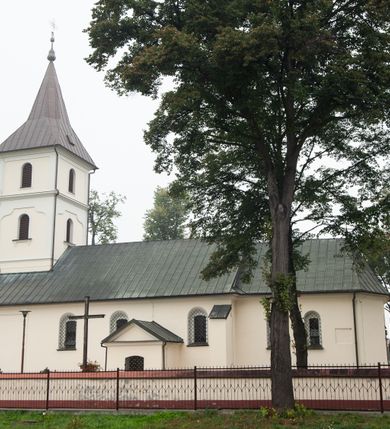 Zdjęcie nr 6: Kościół orientowany, murowany, jednonawowy, z trójbocznie zamkniętym prezbiterium z zakrystią od północy i kruchtą przylegającą do nawy od południa. Prezbiterium jest niższe i węższe od nawy, obie części mają gładkie ściany przeprute jedynie oknami w kształcie stojącego prostokąta zamkniętego łukiem półkolistym – cztery w prezbiterium, sześć w nawie. Sklepienia obu części zwierciadlane. Od południa chór o prostej balustradzie, wsparty na dwóch kolumnach. Ściany pokrywa polichromia ze scenami i cytatami z Pisma Świętego, postaciami świętych oraz żyjących, a także o motywach dekoracyjnych – roślinnych. Do około jednej czwartej wysokości ścian okładzina.  Zachodnią elewację frontową kościoła tworzy trójosiowa, wieżowa fasada. Oś kompozycji stanowi wysunięta ryzalitowo czterokondygnacyjna wieża. Ściana czołowa wieży dekorowana w pierwszej i drugiej kondygnacji boniowaniem i oknami w kształcie leżącego prostokąta osłoniętymi ozdobną kratą, z portalem o wykroju prostokątnym, ponad którym napis „DEO SOLI GLORIA”. W drugiej i trzeciej kondygnacji okna o wykroju stojącego prostokąta zamkniętego łukiem pełnym. Niżej w płycinie zwieńczonej łukiem nadwieszonym, wyżej w prostokątnej. Kondygnacje rozdzielone za pomocą masywnych gzymsów. Całość zwieńczona dachem namiotowym z kulą i krzyżem. Osie boczne cofnięte w stosunku do wysuniętej wieży i zrytmizowane podziałem ramowym, wypełnione wklęsłą płyciną w formie wydłużonego, stojącego prostokąta. Nad gzymsem fragment przyczółka przysłonięty wieżą. Elewacje boczne i tylna ukształtowane jednorodnie, gładkie, przeprute jedynie oknami. Wszystkie dachy blaszane – nad nawą i kruchtą dwuspadowy, nad zakrystią pulpitowy, nad prezbiterium zamknięty wielobocznie. 
Wartymi uwagi elementami wyposażenia kościoła jest siedemnastowieczny ołtarz boczny prawy z późniejszymi o wiek wizerunkami św. Katarzyny i św. Wawrzyńca, bogato rzeźbiona ława kolatorska i siedemnastowieczna chrzcielnica. 