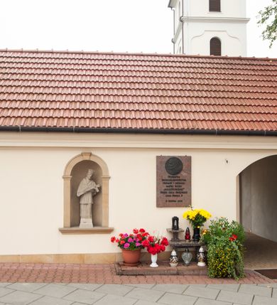 Zdjęcie nr 15: Kościół orientowany, murowany, jednonawowy, z trójbocznie zamkniętym prezbiterium z zakrystią od północy i kruchtą przylegającą do nawy od południa. Prezbiterium jest niższe i węższe od nawy, obie części mają gładkie ściany przeprute jedynie oknami w kształcie stojącego prostokąta zamkniętego łukiem półkolistym – cztery w prezbiterium, sześć w nawie. Sklepienia obu części zwierciadlane. Od południa chór o prostej balustradzie, wsparty na dwóch kolumnach. Ściany pokrywa polichromia ze scenami i cytatami z Pisma Świętego, postaciami świętych oraz żyjących, a także o motywach dekoracyjnych – roślinnych. Do około jednej czwartej wysokości ścian okładzina.  Zachodnią elewację frontową kościoła tworzy trójosiowa, wieżowa fasada. Oś kompozycji stanowi wysunięta ryzalitowo czterokondygnacyjna wieża. Ściana czołowa wieży dekorowana w pierwszej i drugiej kondygnacji boniowaniem i oknami w kształcie leżącego prostokąta osłoniętymi ozdobną kratą, z portalem o wykroju prostokątnym, ponad którym napis „DEO SOLI GLORIA”. W drugiej i trzeciej kondygnacji okna o wykroju stojącego prostokąta zamkniętego łukiem pełnym. Niżej w płycinie zwieńczonej łukiem nadwieszonym, wyżej w prostokątnej. Kondygnacje rozdzielone za pomocą masywnych gzymsów. Całość zwieńczona dachem namiotowym z kulą i krzyżem. Osie boczne cofnięte w stosunku do wysuniętej wieży i zrytmizowane podziałem ramowym, wypełnione wklęsłą płyciną w formie wydłużonego, stojącego prostokąta. Nad gzymsem fragment przyczółka przysłonięty wieżą. Elewacje boczne i tylna ukształtowane jednorodnie, gładkie, przeprute jedynie oknami. Wszystkie dachy blaszane – nad nawą i kruchtą dwuspadowy, nad zakrystią pulpitowy, nad prezbiterium zamknięty wielobocznie. 
Wartymi uwagi elementami wyposażenia kościoła jest siedemnastowieczny ołtarz boczny prawy z późniejszymi o wiek wizerunkami św. Katarzyny i św. Wawrzyńca, bogato rzeźbiona ława kolatorska i siedemnastowieczna chrzcielnica. 