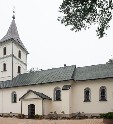 Zdjęcie nr 7: Kościół orientowany, murowany, jednonawowy, z trójbocznie zamkniętym prezbiterium z zakrystią od północy i kruchtą przylegającą do nawy od południa. Prezbiterium jest niższe i węższe od nawy, obie części mają gładkie ściany przeprute jedynie oknami w kształcie stojącego prostokąta zamkniętego łukiem półkolistym – cztery w prezbiterium, sześć w nawie. Sklepienia obu części zwierciadlane. Od południa chór o prostej balustradzie, wsparty na dwóch kolumnach. Ściany pokrywa polichromia ze scenami i cytatami z Pisma Świętego, postaciami świętych oraz żyjących, a także o motywach dekoracyjnych – roślinnych. Do około jednej czwartej wysokości ścian okładzina.  Zachodnią elewację frontową kościoła tworzy trójosiowa, wieżowa fasada. Oś kompozycji stanowi wysunięta ryzalitowo czterokondygnacyjna wieża. Ściana czołowa wieży dekorowana w pierwszej i drugiej kondygnacji boniowaniem i oknami w kształcie leżącego prostokąta osłoniętymi ozdobną kratą, z portalem o wykroju prostokątnym, ponad którym napis „DEO SOLI GLORIA”. W drugiej i trzeciej kondygnacji okna o wykroju stojącego prostokąta zamkniętego łukiem pełnym. Niżej w płycinie zwieńczonej łukiem nadwieszonym, wyżej w prostokątnej. Kondygnacje rozdzielone za pomocą masywnych gzymsów. Całość zwieńczona dachem namiotowym z kulą i krzyżem. Osie boczne cofnięte w stosunku do wysuniętej wieży i zrytmizowane podziałem ramowym, wypełnione wklęsłą płyciną w formie wydłużonego, stojącego prostokąta. Nad gzymsem fragment przyczółka przysłonięty wieżą. Elewacje boczne i tylna ukształtowane jednorodnie, gładkie, przeprute jedynie oknami. Wszystkie dachy blaszane – nad nawą i kruchtą dwuspadowy, nad zakrystią pulpitowy, nad prezbiterium zamknięty wielobocznie. 
Wartymi uwagi elementami wyposażenia kościoła jest siedemnastowieczny ołtarz boczny prawy z późniejszymi o wiek wizerunkami św. Katarzyny i św. Wawrzyńca, bogato rzeźbiona ława kolatorska i siedemnastowieczna chrzcielnica. 