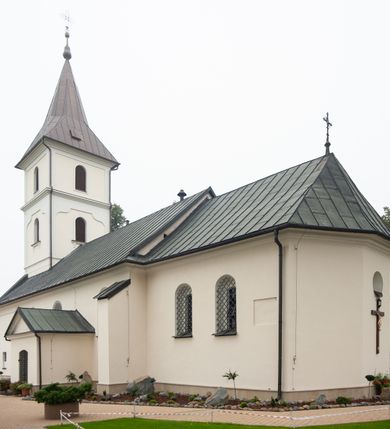 Zdjęcie nr 8: Kościół orientowany, murowany, jednonawowy, z trójbocznie zamkniętym prezbiterium z zakrystią od północy i kruchtą przylegającą do nawy od południa. Prezbiterium jest niższe i węższe od nawy, obie części mają gładkie ściany przeprute jedynie oknami w kształcie stojącego prostokąta zamkniętego łukiem półkolistym – cztery w prezbiterium, sześć w nawie. Sklepienia obu części zwierciadlane. Od południa chór o prostej balustradzie, wsparty na dwóch kolumnach. Ściany pokrywa polichromia ze scenami i cytatami z Pisma Świętego, postaciami świętych oraz żyjących, a także o motywach dekoracyjnych – roślinnych. Do około jednej czwartej wysokości ścian okładzina.  Zachodnią elewację frontową kościoła tworzy trójosiowa, wieżowa fasada. Oś kompozycji stanowi wysunięta ryzalitowo czterokondygnacyjna wieża. Ściana czołowa wieży dekorowana w pierwszej i drugiej kondygnacji boniowaniem i oknami w kształcie leżącego prostokąta osłoniętymi ozdobną kratą, z portalem o wykroju prostokątnym, ponad którym napis „DEO SOLI GLORIA”. W drugiej i trzeciej kondygnacji okna o wykroju stojącego prostokąta zamkniętego łukiem pełnym. Niżej w płycinie zwieńczonej łukiem nadwieszonym, wyżej w prostokątnej. Kondygnacje rozdzielone za pomocą masywnych gzymsów. Całość zwieńczona dachem namiotowym z kulą i krzyżem. Osie boczne cofnięte w stosunku do wysuniętej wieży i zrytmizowane podziałem ramowym, wypełnione wklęsłą płyciną w formie wydłużonego, stojącego prostokąta. Nad gzymsem fragment przyczółka przysłonięty wieżą. Elewacje boczne i tylna ukształtowane jednorodnie, gładkie, przeprute jedynie oknami. Wszystkie dachy blaszane – nad nawą i kruchtą dwuspadowy, nad zakrystią pulpitowy, nad prezbiterium zamknięty wielobocznie. 
Wartymi uwagi elementami wyposażenia kościoła jest siedemnastowieczny ołtarz boczny prawy z późniejszymi o wiek wizerunkami św. Katarzyny i św. Wawrzyńca, bogato rzeźbiona ława kolatorska i siedemnastowieczna chrzcielnica. 