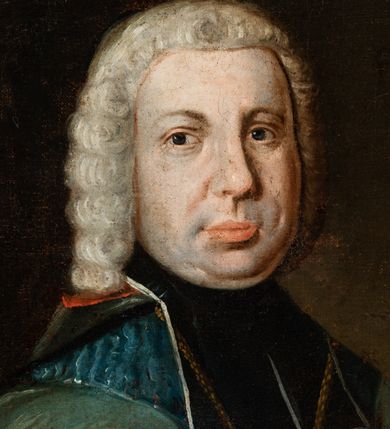 Zdjęcie nr 4: Biskup ukazany do pasa, w trzech czwartych w lewo, z głową zwróconą frontalnie. Jest ubrany w komże i zielony mucet z kapturem i kołnierzem. Na piersi ma zawieszony pektorał, order Orła Białego i gwiazdę orderową. W tle widoczna czerwona kotara. 