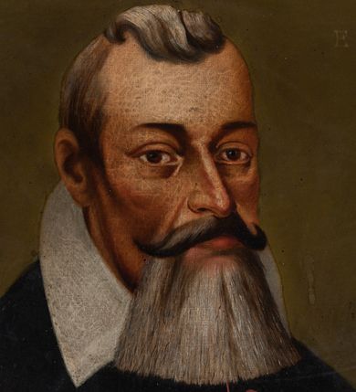 Zdjęcie nr 2: Biskup zwrócony jest trzy czwarte w lewo, ukazany w półpostaci. Twarz owalna, oczy wąskie, nos długi; broda siwa i ścięta w linii prostej, wąsy ciemniejsze i zawinięte do góry na końcach; włosy siwe z zakolami, zaczesane do tyłu. Biskup ubrany jest w sutannę z czerwonymi guzikami oraz wysoki biały kołnierz. Tło jednolite, oliwkowozielone. W prawym, górnym narożu obrazu owalna tarcza z godłem herbu Ostoja, zwieńczona kapeluszem biskupim, mitrą książęcą i infułą z podłożonymi pod tarczą, skrzyżowanym mieczem i pastorałem oraz syglami po bokach „M[ARTINUS] S[ZYSZKOWSKI] / E[PISCOPUS] C[RACOVIENSIS]” i datami „1617-1630”. Na odwrociu napis: „KOPIA / Z KOŚCIOŁA / X.X. FRANCISZKANÓW / W KRAKOWIE / R(OKU) 1882”.