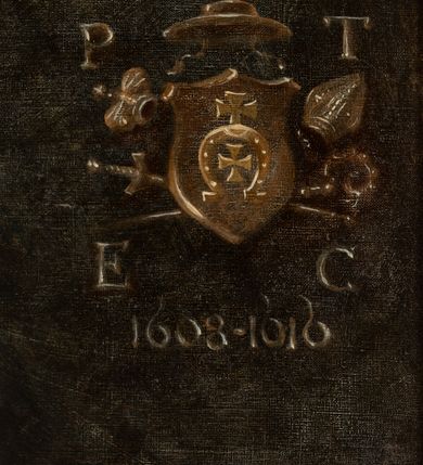 Zdjęcie nr 3: Biskup ukazany do pasa, w trzech czwartych, zwrócony w lewo. Jest ubrany w ciemny mucet z białym kołnierzem. WS prawym górnym narożu tarcza z godłem herbu Lubicz, z mitrą, infułą, mieczem, pastorałem i kapeluszem. Obok niej litery:
P(ETRUS) T(YLICKI) / E(PISCOPUS) C(RACOVIENSIS) i data 1608-1616”. Na odwrociu napis: „KOPIA / Z KOŚCIOŁA / X.X. FRANCISZKANÓW / W KRAKOWIE / R 1882 L. L.”. 