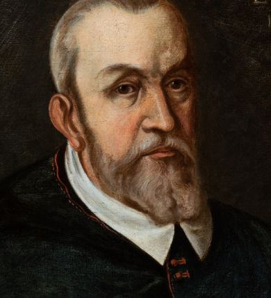 Zdjęcie nr 2: Biskup ukazany do pasa, w trzech czwartych, zwrócony w lewo. Jest ubrany w ciemny mucet z białym kołnierzem. WS prawym górnym narożu tarcza z godłem herbu Lubicz, z mitrą, infułą, mieczem, pastorałem i kapeluszem. Obok niej litery:
P(ETRUS) T(YLICKI) / E(PISCOPUS) C(RACOVIENSIS) i data 1608-1616”. Na odwrociu napis: „KOPIA / Z KOŚCIOŁA / X.X. FRANCISZKANÓW / W KRAKOWIE / R 1882 L. L.”. 