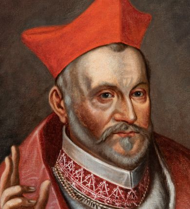 Zdjęcie nr 2: Biskup ukazany niemal frontalnie, z prawą ręką w geście błogosławieństwa, ubrany w czerwony płaszcz podbity futrem i czerwony biret na głowie. W prawym dolny rogu tarcza z godłem herbu Ciołek z mitrą, infułą, mieczem, pastorałem i kapeluszem. Obok litery „B(ERNARDUS) M(ACIEJOWSKI) / E(PISCOPUS) C(RACOVIENSIS) i data1600-1608”. Na odwrociu napis: „KOPIA / Z KOŚCIOŁA / X.X. FRANCISZKANÓW / W KRAKOWIE / R. 1882 L. L.”. 