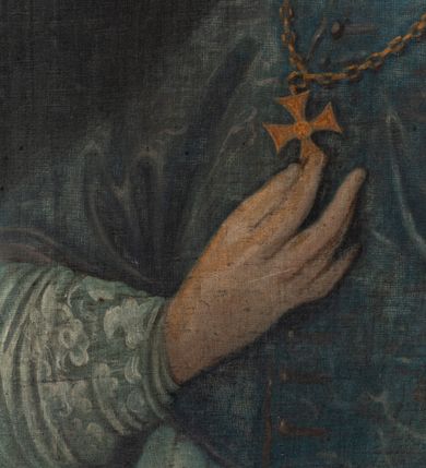 Zdjęcie nr 3: Biskup zwrócony trzy czwarte w prawo, ukazany w półpostaci. Twarz pełna z wyraźnie zaznaczonym podbródkiem, małe oczy, prosty nos i wąskie usta. Włosy siwe, bujne, średniej długości. Biskup ubrany jest w rokietę, niebieski mucet i fioletową piuskę. Na szyi ma zawieszony krzyż pektoralny, który ujmuje palcami prawej dłoni. Tło jednolite, czarne. W lewym, górnym narożu obrazu tarcza  z godłem herbu Junosza, oznakami godności (infuła, mitra, pastorał, miecz) i syglami „C[ONSTANTINUS] S[ZANIAWSKI] / E[PISCOPUS] C[RACOVIENSIS] / 1720-1732.”. Na odwrociu napis: „KOPIA / Z KOŚCIOŁA / XX FRANCISZKANÓW / W KRAKOWIE / 1883 R[OK] / L.L.”