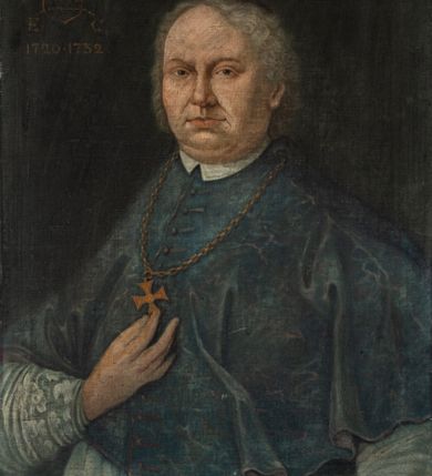 Zdjęcie nr 1: Biskup zwrócony trzy czwarte w prawo, ukazany w półpostaci. Twarz pełna z wyraźnie zaznaczonym podbródkiem, małe oczy, prosty nos i wąskie usta. Włosy siwe, bujne, średniej długości. Biskup ubrany jest w rokietę, niebieski mucet i fioletową piuskę. Na szyi ma zawieszony krzyż pektoralny, który ujmuje palcami prawej dłoni. Tło jednolite, czarne. W lewym, górnym narożu obrazu tarcza  z godłem herbu Junosza, oznakami godności (infuła, mitra, pastorał, miecz) i syglami „C[ONSTANTINUS] S[ZANIAWSKI] / E[PISCOPUS] C[RACOVIENSIS] / 1720-1732.”. Na odwrociu napis: „KOPIA / Z KOŚCIOŁA / XX FRANCISZKANÓW / W KRAKOWIE / 1883 R[OK] / L.L.”