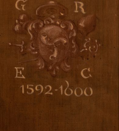 Zdjęcie nr 3: Obraz przedstawia kardynała w trzech czwartych, w purpurowym mucecie, z biretem na głowie. W lewym górnym narożu obwiedziona labrami tarcza z godłem herbu Trąby z literami G(EORGIUS) R(ADZIWIŁŁ) / E(PISCOPUS) C(RACOVIENSIS) /1592-1600”. 