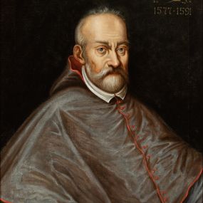 Zdjęcie nr 1: Biskup ukazany w pozycji siedzącej, w trzech czwartych, zwrócony w lewo. Jest ubrany w białą albę i  szaro-brązowy mucet z kapturem. W prawym, górnym rogu kartusz z godłem herbu Jastrzębiec, tiarą, infułą, mieczem i pastorałem oraz kapelusz. Po obu stronach tarczy litery P(ETRUS) M(YSZKOWSKI) E(PISCOPUS) C(RACOVIENSIS) oraz daty 577-1591”. Na odwrociu napis: „KOPIA / Z KOŚCIOŁA / X.X. FRANCISZKANÓW / W KRAKOWIE / R 1882 L. L.”. 