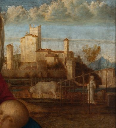 Zdjęcie nr 5: Obraz w kształcie leżącego prostokąta z przedstawieniem adoracji Dzieciątka. W centrum siedząca postać Marii zwrócona trzy czwarte w lewo, delikatnie pochylona z rękami złożonymi w geście modlitwy. Na jej kolanach leży śpiące Dzieciątko. Maria o delikatnych rysach: owalnej twarzy, długim nosie, drobnych ustach i przymkniętych oczach. Na głowie ma biały welon przykrywający jej włosy. Ubrana jest w różową suknię oraz silnie udrapowany niebieski płaszcz. Dzieciątko nagie o pełnej twarzy, małym nosie i ustach oraz zamkniętych oczach. W tle pejzaż wiejski z rolnikiem odpoczywającym przy wypasie bydła. Dalej, po prawej stronie obrazu miasto, otoczone wysokim murem z basztami, położone na wzgórzu. Tło utrzymane w brunatnej tonacji. Niebo jasnobłękitne z białymi, strzępiastymi chmurami. Rama złocona, profilowana, dekorowana dwoma pasami kimationu. Na płótnie znak seryjnego wyrobu płótna, w którym mieści się znak firmy WINSOR &amp; NEWTON’S z Londynu.