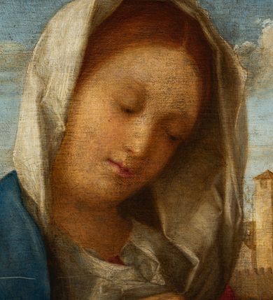 Zdjęcie nr 3: Obraz w kształcie leżącego prostokąta z przedstawieniem adoracji Dzieciątka. W centrum siedząca postać Marii zwrócona trzy czwarte w lewo, delikatnie pochylona z rękami złożonymi w geście modlitwy. Na jej kolanach leży śpiące Dzieciątko. Maria o delikatnych rysach: owalnej twarzy, długim nosie, drobnych ustach i przymkniętych oczach. Na głowie ma biały welon przykrywający jej włosy. Ubrana jest w różową suknię oraz silnie udrapowany niebieski płaszcz. Dzieciątko nagie o pełnej twarzy, małym nosie i ustach oraz zamkniętych oczach. W tle pejzaż wiejski z rolnikiem odpoczywającym przy wypasie bydła. Dalej, po prawej stronie obrazu miasto, otoczone wysokim murem z basztami, położone na wzgórzu. Tło utrzymane w brunatnej tonacji. Niebo jasnobłękitne z białymi, strzępiastymi chmurami. Rama złocona, profilowana, dekorowana dwoma pasami kimationu. Na płótnie znak seryjnego wyrobu płótna, w którym mieści się znak firmy WINSOR &amp; NEWTON’S z Londynu.