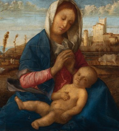 Zdjęcie nr 1: Obraz w kształcie leżącego prostokąta z przedstawieniem adoracji Dzieciątka. W centrum siedząca postać Marii zwrócona trzy czwarte w lewo, delikatnie pochylona z rękami złożonymi w geście modlitwy. Na jej kolanach leży śpiące Dzieciątko. Maria o delikatnych rysach: owalnej twarzy, długim nosie, drobnych ustach i przymkniętych oczach. Na głowie ma biały welon przykrywający jej włosy. Ubrana jest w różową suknię oraz silnie udrapowany niebieski płaszcz. Dzieciątko nagie o pełnej twarzy, małym nosie i ustach oraz zamkniętych oczach. W tle pejzaż wiejski z rolnikiem odpoczywającym przy wypasie bydła. Dalej, po prawej stronie obrazu miasto, otoczone wysokim murem z basztami, położone na wzgórzu. Tło utrzymane w brunatnej tonacji. Niebo jasnobłękitne z białymi, strzępiastymi chmurami. Rama złocona, profilowana, dekorowana dwoma pasami kimationu. Na płótnie znak seryjnego wyrobu płótna, w którym mieści się znak firmy WINSOR &amp; NEWTON’S z Londynu.