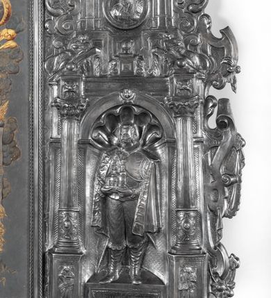 Zdjęcie nr 6: Plakietka z przedstawieniem Matki Boskiej Kodeńskiej w otoczeniu Lwa Sapiehy, Mikołaja III Sapiehy, św. Kazimierza, bł. Jozafata Kuncewicza i nierozpoznanej świętej mniszki, a także z herbem złożonym Sapiechów i Pogonią. Na cokole pod wizerunkiem Mikołaja Sapiechy napis: „NICOALVS (?) PIVS DICTVS / CASTELLANVS VILNENSIS / ECCLESIAE KODENENSIS FVUNDATOR +1644”, z kolei pod wzierunkiem Lwa Sapiechy: „LEO COMES SAPIEHA PALATINVS VILNENSIS / CANCELLARIVS ET DVX EXERCITTVM / M.D.L. 1633”. Na odwrociu tabliczka z napisem: „Kardynałowi Adamowi Sapieże / wizerunek Najśw(iętszej) Panny Kodeńskiej / ofiaruje: / Rodzina / Kraków 1946.”