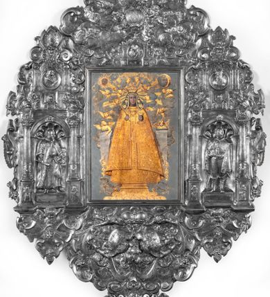 Zdjęcie nr 1: Plakietka z przedstawieniem Matki Boskiej Kodeńskiej w otoczeniu Lwa Sapiehy, Mikołaja III Sapiehy, św. Kazimierza, bł. Jozafata Kuncewicza i nierozpoznanej świętej mniszki, a także z herbem złożonym Sapiechów i Pogonią. Na cokole pod wizerunkiem Mikołaja Sapiechy napis: „NICOALVS (?) PIVS DICTVS / CASTELLANVS VILNENSIS / ECCLESIAE KODENENSIS FVUNDATOR +1644”, z kolei pod wzierunkiem Lwa Sapiechy: „LEO COMES SAPIEHA PALATINVS VILNENSIS / CANCELLARIVS ET DVX EXERCITTVM / M.D.L. 1633”. Na odwrociu tabliczka z napisem: „Kardynałowi Adamowi Sapieże / wizerunek Najśw(iętszej) Panny Kodeńskiej / ofiaruje: / Rodzina / Kraków 1946.”