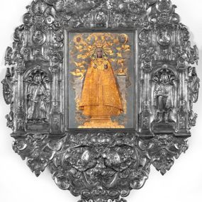 Zdjęcie nr 1: Plakietka z przedstawieniem Matki Boskiej Kodeńskiej w otoczeniu Lwa Sapiehy, Mikołaja III Sapiehy, św. Kazimierza, bł. Jozafata Kuncewicza i nierozpoznanej świętej mniszki, a także z herbem złożonym Sapiechów i Pogonią. Na cokole pod wizerunkiem Mikołaja Sapiechy napis: „NICOALVS (?) PIVS DICTVS / CASTELLANVS VILNENSIS / ECCLESIAE KODENENSIS FVUNDATOR +1644”, z kolei pod wzierunkiem Lwa Sapiechy: „LEO COMES SAPIEHA PALATINVS VILNENSIS / CANCELLARIVS ET DVX EXERCITTVM / M.D.L. 1633”. Na odwrociu tabliczka z napisem: „Kardynałowi Adamowi Sapieże / wizerunek Najśw(iętszej) Panny Kodeńskiej / ofiaruje: / Rodzina / Kraków 1946.”