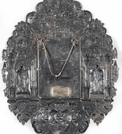 Zdjęcie nr 10: Plakietka z przedstawieniem Matki Boskiej Kodeńskiej w otoczeniu Lwa Sapiehy, Mikołaja III Sapiehy, św. Kazimierza, bł. Jozafata Kuncewicza i nierozpoznanej świętej mniszki, a także z herbem złożonym Sapiechów i Pogonią. Na cokole pod wizerunkiem Mikołaja Sapiechy napis: „NICOALVS (?) PIVS DICTVS / CASTELLANVS VILNENSIS / ECCLESIAE KODENENSIS FVUNDATOR +1644”, z kolei pod wzierunkiem Lwa Sapiechy: „LEO COMES SAPIEHA PALATINVS VILNENSIS / CANCELLARIVS ET DVX EXERCITTVM / M.D.L. 1633”. Na odwrociu tabliczka z napisem: „Kardynałowi Adamowi Sapieże / wizerunek Najśw(iętszej) Panny Kodeńskiej / ofiaruje: / Rodzina / Kraków 1946.”