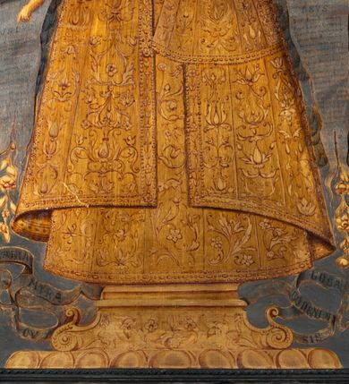 Zdjęcie nr 3: Plakietka z przedstawieniem Matki Boskiej Kodeńskiej w otoczeniu Lwa Sapiehy, Mikołaja III Sapiehy, św. Kazimierza, bł. Jozafata Kuncewicza i nierozpoznanej świętej mniszki, a także z herbem złożonym Sapiechów i Pogonią. Na cokole pod wizerunkiem Mikołaja Sapiechy napis: „NICOALVS (?) PIVS DICTVS / CASTELLANVS VILNENSIS / ECCLESIAE KODENENSIS FVUNDATOR +1644”, z kolei pod wzierunkiem Lwa Sapiechy: „LEO COMES SAPIEHA PALATINVS VILNENSIS / CANCELLARIVS ET DVX EXERCITTVM / M.D.L. 1633”. Na odwrociu tabliczka z napisem: „Kardynałowi Adamowi Sapieże / wizerunek Najśw(iętszej) Panny Kodeńskiej / ofiaruje: / Rodzina / Kraków 1946.”