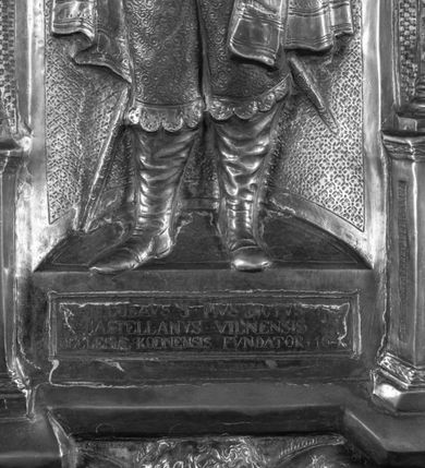 Zdjęcie nr 9: Plakietka z przedstawieniem Matki Boskiej Kodeńskiej w otoczeniu Lwa Sapiehy, Mikołaja III Sapiehy, św. Kazimierza, bł. Jozafata Kuncewicza i nierozpoznanej świętej mniszki, a także z herbem złożonym Sapiechów i Pogonią. Na cokole pod wizerunkiem Mikołaja Sapiechy napis: „NICOALVS (?) PIVS DICTVS / CASTELLANVS VILNENSIS / ECCLESIAE KODENENSIS FVUNDATOR +1644”, z kolei pod wzierunkiem Lwa Sapiechy: „LEO COMES SAPIEHA PALATINVS VILNENSIS / CANCELLARIVS ET DVX EXERCITTVM / M.D.L. 1633”. Na odwrociu tabliczka z napisem: „Kardynałowi Adamowi Sapieże / wizerunek Najśw(iętszej) Panny Kodeńskiej / ofiaruje: / Rodzina / Kraków 1946.”