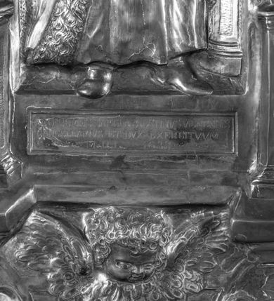 Zdjęcie nr 4: Plakietka z przedstawieniem Matki Boskiej Kodeńskiej w otoczeniu Lwa Sapiehy, Mikołaja III Sapiehy, św. Kazimierza, bł. Jozafata Kuncewicza i nierozpoznanej świętej mniszki, a także z herbem złożonym Sapiechów i Pogonią. Na cokole pod wizerunkiem Mikołaja Sapiechy napis: „NICOALVS (?) PIVS DICTVS / CASTELLANVS VILNENSIS / ECCLESIAE KODENENSIS FVUNDATOR +1644”, z kolei pod wzierunkiem Lwa Sapiechy: „LEO COMES SAPIEHA PALATINVS VILNENSIS / CANCELLARIVS ET DVX EXERCITTVM / M.D.L. 1633”. Na odwrociu tabliczka z napisem: „Kardynałowi Adamowi Sapieże / wizerunek Najśw(iętszej) Panny Kodeńskiej / ofiaruje: / Rodzina / Kraków 1946.”