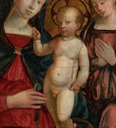 Zdjęcie nr 4: Obraz w formie medalionu w kwadratowej ramie z przedstawieniem Matki Boskiej z Dzieciątkiem oraz dwóch adorujących aniołów. W centrum kompozycji Matka Boska z pochyloną w lewą stronę głową, ukazana jako siedząca, która lewą dłonią przytrzymuje stojące Dzieciątko, a w prawej trzyma chusteczkę. Twarz ma trójkątną o małych oczach i ustach, z długim nosem. Ubrana jest w czerwoną suknię oraz niebieski płaszcz z zieloną podszewką, spięty pod szyją złotą klamrą, zarzucony na głowę i otulający całą postać. Dzieciątko ukazane nagie, zwrócone delikatnie w prawo, lewą rączkę opiera na biodrze, a prawą błogosławi. Twarz ma pełną o rysach dziecięcych, silnie zarumienioną na policzkach, okoloną jasnymi włosami, wokół głowy ma nimb krzyżowy. Po bokach stoją aniołowie, delikatnie pochyleni ku środkowi. Anioł po lewej stronie ma skrzyżowane na piersi ręce. Ubrany jest w żółtą suknię z długimi rękawami oraz niebieską tunikę. Anioł po prawej stronie składa ręce w geście modlitwy. Jets ubrany w brązową suknię z długimi rękawami oraz czerwoną tunikę. Obaj mają delikatne rysy twarzy oraz długie i jasne włosy. Maria oraz aniołowie mają wokół głów koliste nimby nakreślone czarnym konturem. Tło jednolite, złocone. Rama kwadratowa z polem obrazowym w kształcie medalionu, zdobiona na brzegu motywem skręconego sznura, a w przyłuczach stylizowanymi liśćmi akantu. Na odwrociu kartka z drukowanym napisem „Ze zbiorów księdza Jana kniazia z Kozielska Puzyny księcia biskupa krakowskiego, no 11”.
