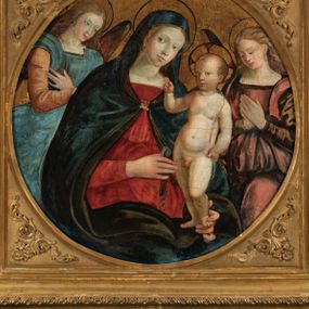 Zdjęcie nr 1: Obraz w formie medalionu w kwadratowej ramie z przedstawieniem Matki Boskiej z Dzieciątkiem oraz dwóch adorujących aniołów. W centrum kompozycji Matka Boska z pochyloną w lewą stronę głową, ukazana jako siedząca, która lewą dłonią przytrzymuje stojące Dzieciątko, a w prawej trzyma chusteczkę. Twarz ma trójkątną o małych oczach i ustach, z długim nosem. Ubrana jest w czerwoną suknię oraz niebieski płaszcz z zieloną podszewką, spięty pod szyją złotą klamrą, zarzucony na głowę i otulający całą postać. Dzieciątko ukazane nagie, zwrócone delikatnie w prawo, lewą rączkę opiera na biodrze, a prawą błogosławi. Twarz ma pełną o rysach dziecięcych, silnie zarumienioną na policzkach, okoloną jasnymi włosami, wokół głowy ma nimb krzyżowy. Po bokach stoją aniołowie, delikatnie pochyleni ku środkowi. Anioł po lewej stronie ma skrzyżowane na piersi ręce. Ubrany jest w żółtą suknię z długimi rękawami oraz niebieską tunikę. Anioł po prawej stronie składa ręce w geście modlitwy. Jets ubrany w brązową suknię z długimi rękawami oraz czerwoną tunikę. Obaj mają delikatne rysy twarzy oraz długie i jasne włosy. Maria oraz aniołowie mają wokół głów koliste nimby nakreślone czarnym konturem. Tło jednolite, złocone. Rama kwadratowa z polem obrazowym w kształcie medalionu, zdobiona na brzegu motywem skręconego sznura, a w przyłuczach stylizowanymi liśćmi akantu. Na odwrociu kartka z drukowanym napisem „Ze zbiorów księdza Jana kniazia z Kozielska Puzyny księcia biskupa krakowskiego, no 11”.
