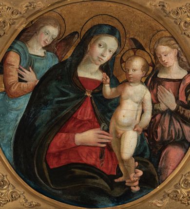 Zdjęcie nr 2: Obraz w formie medalionu w kwadratowej ramie z przedstawieniem Matki Boskiej z Dzieciątkiem oraz dwóch adorujących aniołów. W centrum kompozycji Matka Boska z pochyloną w lewą stronę głową, ukazana jako siedząca, która lewą dłonią przytrzymuje stojące Dzieciątko, a w prawej trzyma chusteczkę. Twarz ma trójkątną o małych oczach i ustach, z długim nosem. Ubrana jest w czerwoną suknię oraz niebieski płaszcz z zieloną podszewką, spięty pod szyją złotą klamrą, zarzucony na głowę i otulający całą postać. Dzieciątko ukazane nagie, zwrócone delikatnie w prawo, lewą rączkę opiera na biodrze, a prawą błogosławi. Twarz ma pełną o rysach dziecięcych, silnie zarumienioną na policzkach, okoloną jasnymi włosami, wokół głowy ma nimb krzyżowy. Po bokach stoją aniołowie, delikatnie pochyleni ku środkowi. Anioł po lewej stronie ma skrzyżowane na piersi ręce. Ubrany jest w żółtą suknię z długimi rękawami oraz niebieską tunikę. Anioł po prawej stronie składa ręce w geście modlitwy. Jets ubrany w brązową suknię z długimi rękawami oraz czerwoną tunikę. Obaj mają delikatne rysy twarzy oraz długie i jasne włosy. Maria oraz aniołowie mają wokół głów koliste nimby nakreślone czarnym konturem. Tło jednolite, złocone. Rama kwadratowa z polem obrazowym w kształcie medalionu, zdobiona na brzegu motywem skręconego sznura, a w przyłuczach stylizowanymi liśćmi akantu. Na odwrociu kartka z drukowanym napisem „Ze zbiorów księdza Jana kniazia z Kozielska Puzyny księcia biskupa krakowskiego, no 11”.
