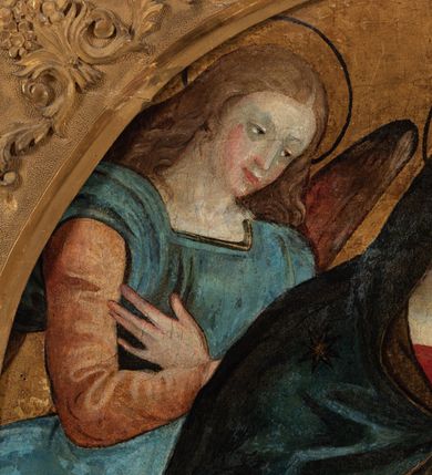 Zdjęcie nr 9: Obraz w formie medalionu w kwadratowej ramie z przedstawieniem Matki Boskiej z Dzieciątkiem oraz dwóch adorujących aniołów. W centrum kompozycji Matka Boska z pochyloną w lewą stronę głową, ukazana jako siedząca, która lewą dłonią przytrzymuje stojące Dzieciątko, a w prawej trzyma chusteczkę. Twarz ma trójkątną o małych oczach i ustach, z długim nosem. Ubrana jest w czerwoną suknię oraz niebieski płaszcz z zieloną podszewką, spięty pod szyją złotą klamrą, zarzucony na głowę i otulający całą postać. Dzieciątko ukazane nagie, zwrócone delikatnie w prawo, lewą rączkę opiera na biodrze, a prawą błogosławi. Twarz ma pełną o rysach dziecięcych, silnie zarumienioną na policzkach, okoloną jasnymi włosami, wokół głowy ma nimb krzyżowy. Po bokach stoją aniołowie, delikatnie pochyleni ku środkowi. Anioł po lewej stronie ma skrzyżowane na piersi ręce. Ubrany jest w żółtą suknię z długimi rękawami oraz niebieską tunikę. Anioł po prawej stronie składa ręce w geście modlitwy. Jets ubrany w brązową suknię z długimi rękawami oraz czerwoną tunikę. Obaj mają delikatne rysy twarzy oraz długie i jasne włosy. Maria oraz aniołowie mają wokół głów koliste nimby nakreślone czarnym konturem. Tło jednolite, złocone. Rama kwadratowa z polem obrazowym w kształcie medalionu, zdobiona na brzegu motywem skręconego sznura, a w przyłuczach stylizowanymi liśćmi akantu. Na odwrociu kartka z drukowanym napisem „Ze zbiorów księdza Jana kniazia z Kozielska Puzyny księcia biskupa krakowskiego, no 11”.
