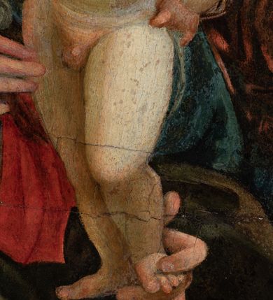 Zdjęcie nr 7: Obraz w formie medalionu w kwadratowej ramie z przedstawieniem Matki Boskiej z Dzieciątkiem oraz dwóch adorujących aniołów. W centrum kompozycji Matka Boska z pochyloną w lewą stronę głową, ukazana jako siedząca, która lewą dłonią przytrzymuje stojące Dzieciątko, a w prawej trzyma chusteczkę. Twarz ma trójkątną o małych oczach i ustach, z długim nosem. Ubrana jest w czerwoną suknię oraz niebieski płaszcz z zieloną podszewką, spięty pod szyją złotą klamrą, zarzucony na głowę i otulający całą postać. Dzieciątko ukazane nagie, zwrócone delikatnie w prawo, lewą rączkę opiera na biodrze, a prawą błogosławi. Twarz ma pełną o rysach dziecięcych, silnie zarumienioną na policzkach, okoloną jasnymi włosami, wokół głowy ma nimb krzyżowy. Po bokach stoją aniołowie, delikatnie pochyleni ku środkowi. Anioł po lewej stronie ma skrzyżowane na piersi ręce. Ubrany jest w żółtą suknię z długimi rękawami oraz niebieską tunikę. Anioł po prawej stronie składa ręce w geście modlitwy. Jets ubrany w brązową suknię z długimi rękawami oraz czerwoną tunikę. Obaj mają delikatne rysy twarzy oraz długie i jasne włosy. Maria oraz aniołowie mają wokół głów koliste nimby nakreślone czarnym konturem. Tło jednolite, złocone. Rama kwadratowa z polem obrazowym w kształcie medalionu, zdobiona na brzegu motywem skręconego sznura, a w przyłuczach stylizowanymi liśćmi akantu. Na odwrociu kartka z drukowanym napisem „Ze zbiorów księdza Jana kniazia z Kozielska Puzyny księcia biskupa krakowskiego, no 11”.
